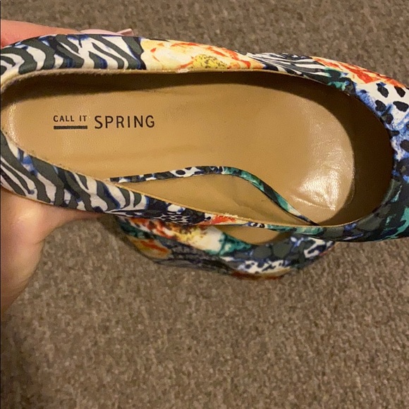 WOMENS SIZE 8 SPRING PUMPS - Picture 2 of 2